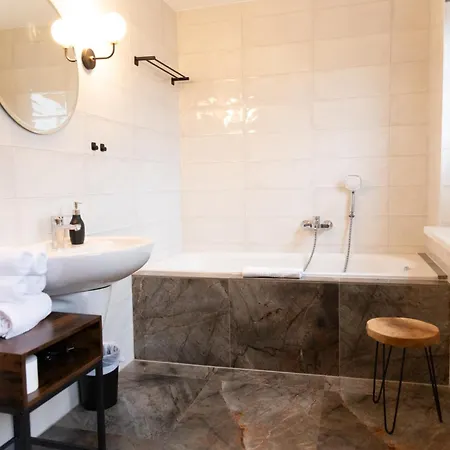 Karolin Hotel